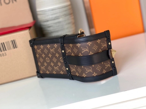 Cheap LOUIS VUITTON VERTICAL TRUNK POCHETTE 0719